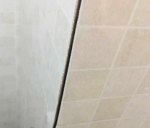 包头瓷砖空鼓维修公司分享阳台瓷砖脱落的修复过程可以分为以下几个步骤