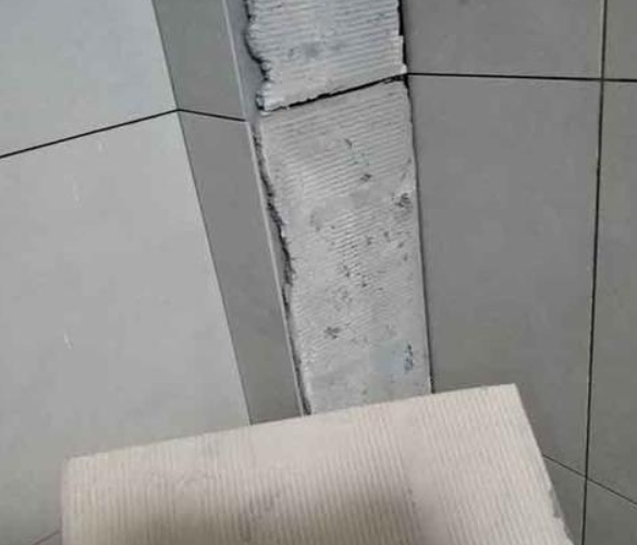 包头瓷砖空鼓维修公司分享下厨房瓷砖脱落的补救措施。